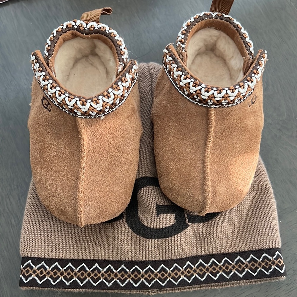 Ugg Tasman infant slippers w matching beanie